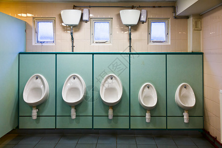 公共厕所内男士陶瓷化妆室洗手间排尿小便壁橱民众卫生小便池休息高清图片素材