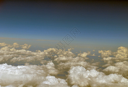 Ariel 云视图多云蓝色气氛灰色地平线天空背景图片