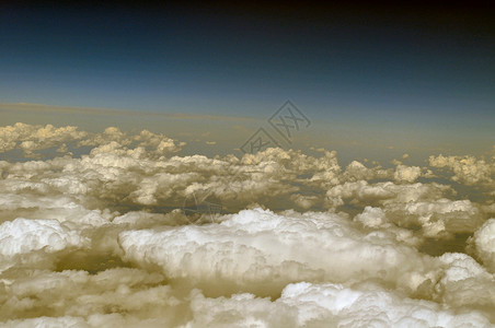 Ariel 云视图气氛天空地平线多云蓝色灰色背景图片