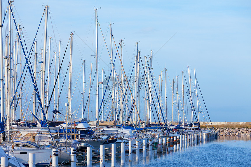 游艇停泊在码头港口码头海岸旅游航海绳索钓鱼图片