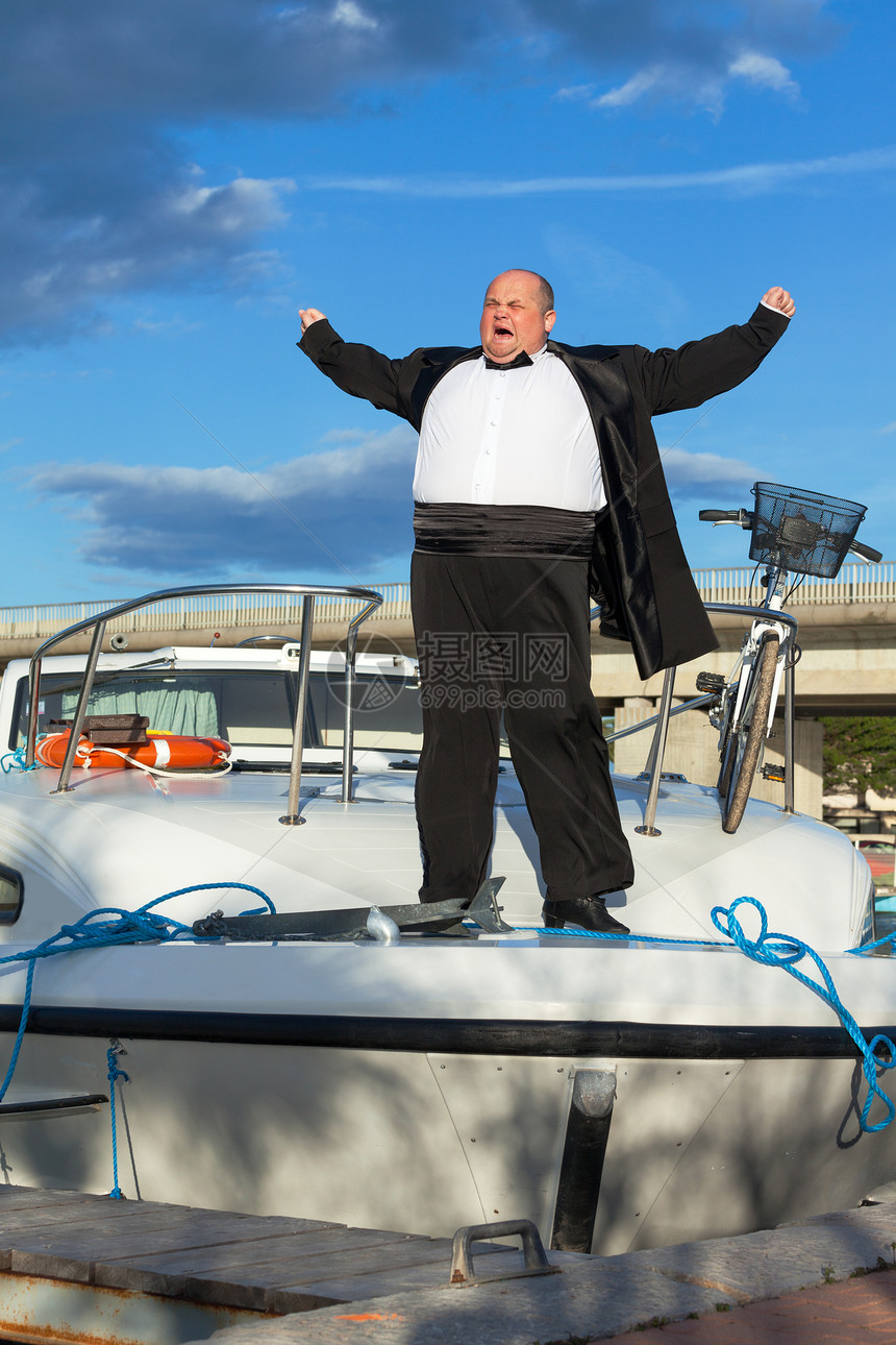 甲板船上穿晚礼服的胖人汽艇天空男人胖子蓝色奢华成人套装黑色燕尾服图片