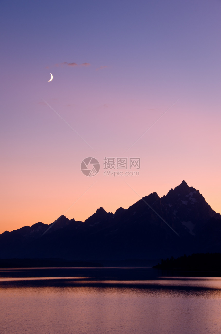 美国怀俄明州大泰顿国家公园杰克逊湖 泰顿山脉和日落时的月亮图片