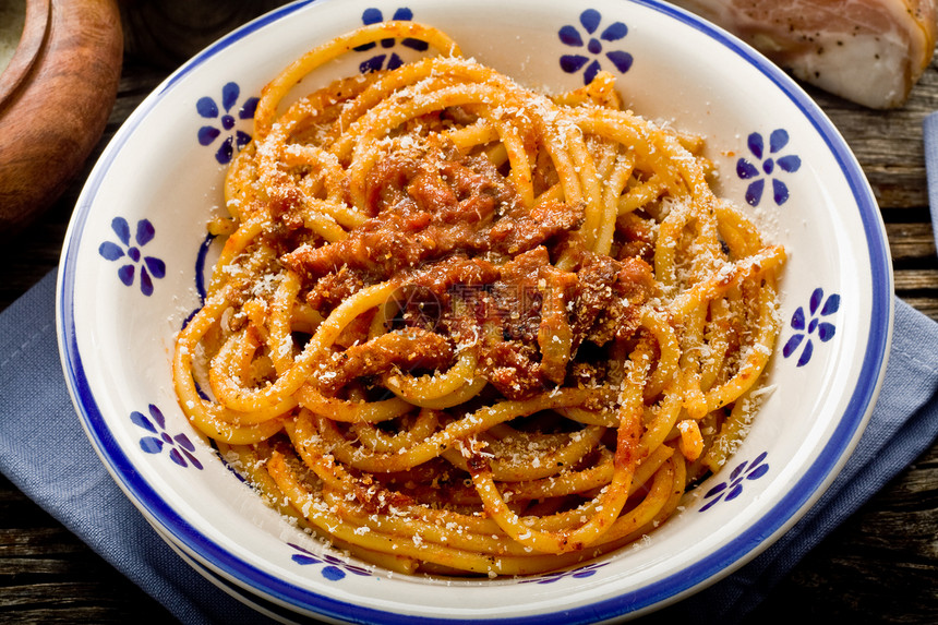 意大利面食amatriciana面条火腿枕头乡村木头食谱图片