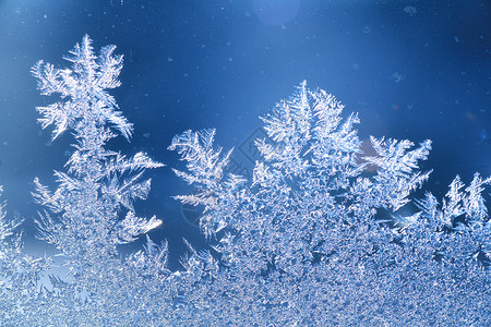 冰霜窗口水晶火花蓝色青色窗饰冰柱天蓝色玻璃雾凇宏观背景图片