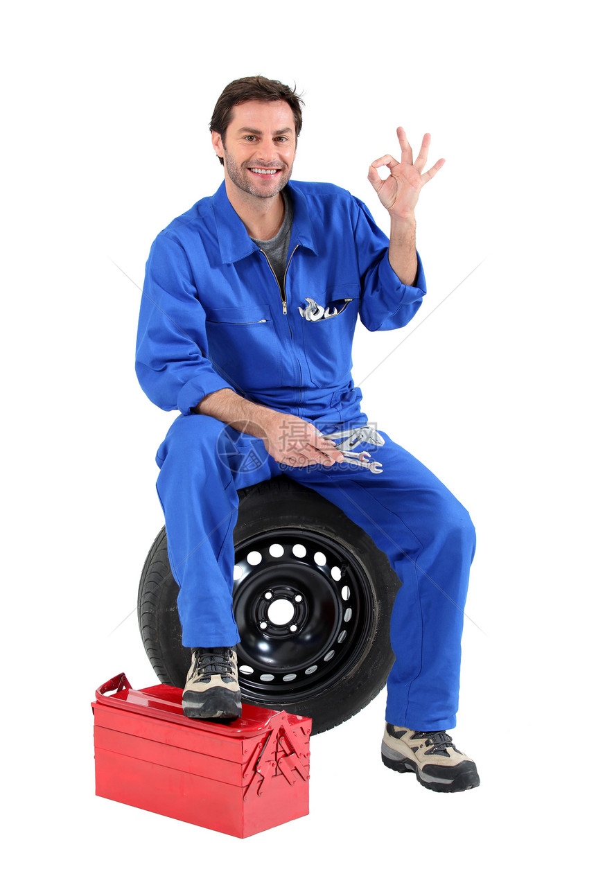 机械师肖像微笑工作工作服修理工具男人手指车轮标志红色图片