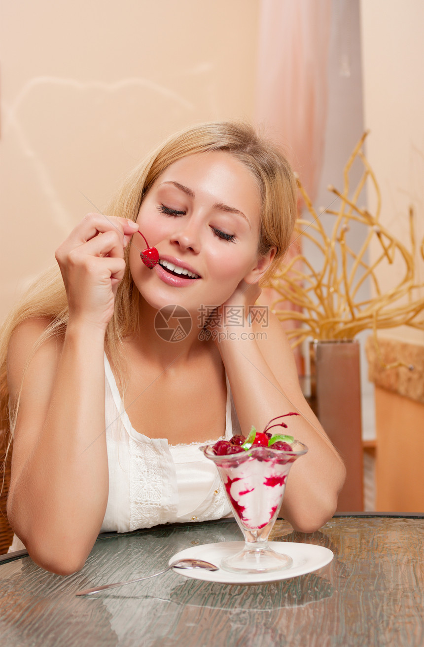 年轻女孩吃甜点图片