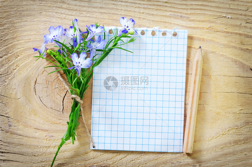 笔记和鲜花故事桌子纪念日床单棕褐色满天星生日学校风化国家图片