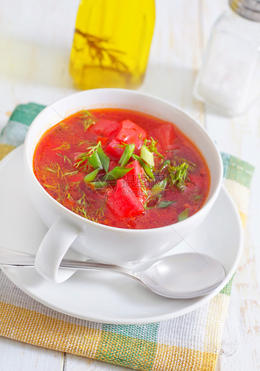 新鲜汤奶油香菜蔬菜食物午餐盘子紫色勺子餐厅香料图片