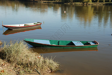 河上的船只划桨传统凸轮下注者反思平底船乡村农村背景图片