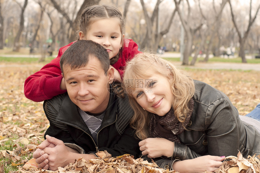 公园中的年轻家庭夫妻男生女士感情野餐爸爸孩子场地女性母亲图片