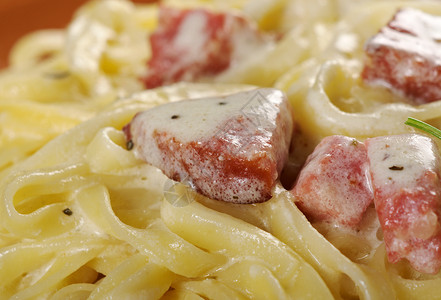 意大利人阿尔弗雷多费特奇内阿尔弗雷多香肠美食食物面条木头素菜烹饪照片西红柿创造力背景