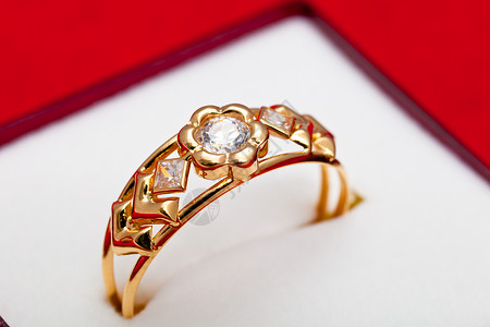 带白圆环的金戒指奢华宏观礼物反射戒指金子金属宝石珠宝圆圈背景图片