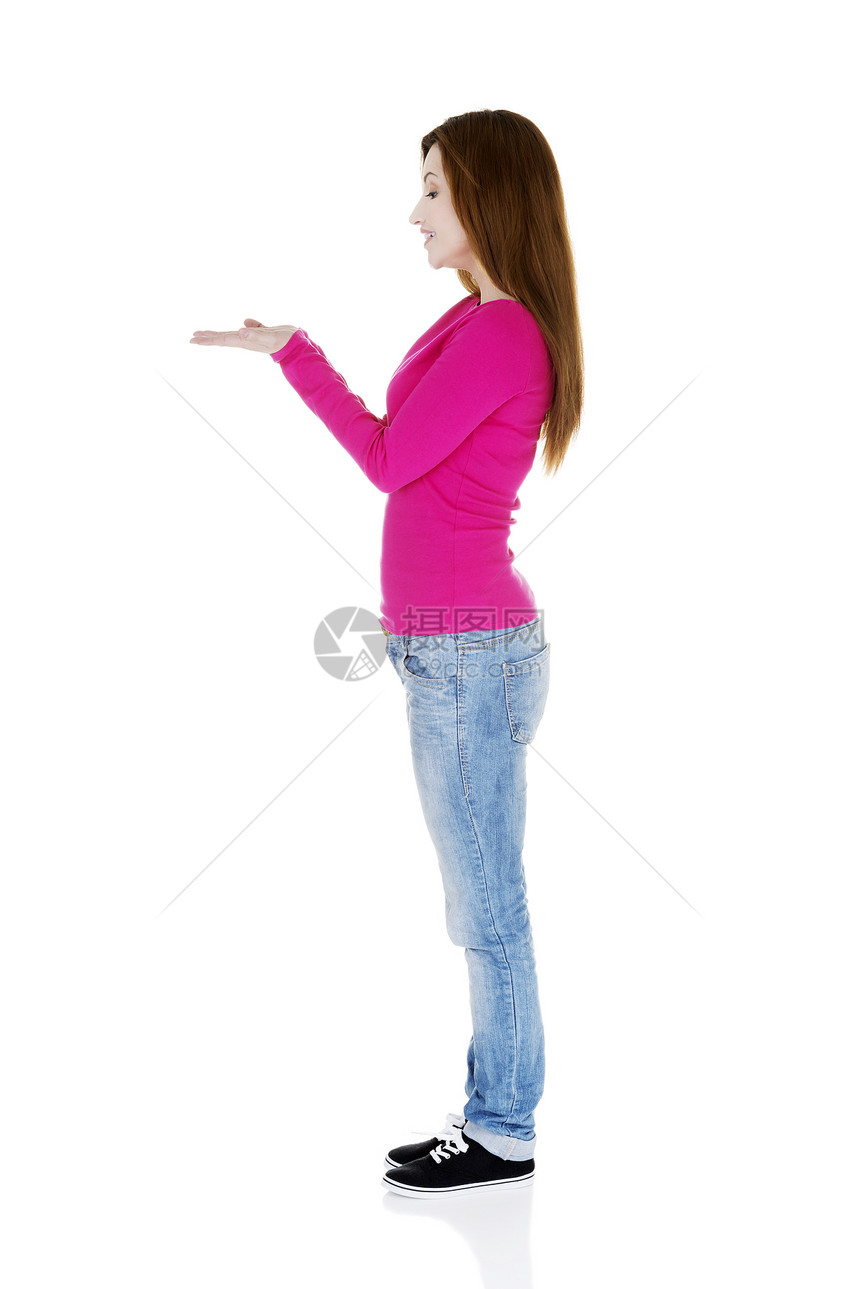 女性在手掌上复制空间女士粉色手势手臂喜悦成人产品白色黑发手指图片