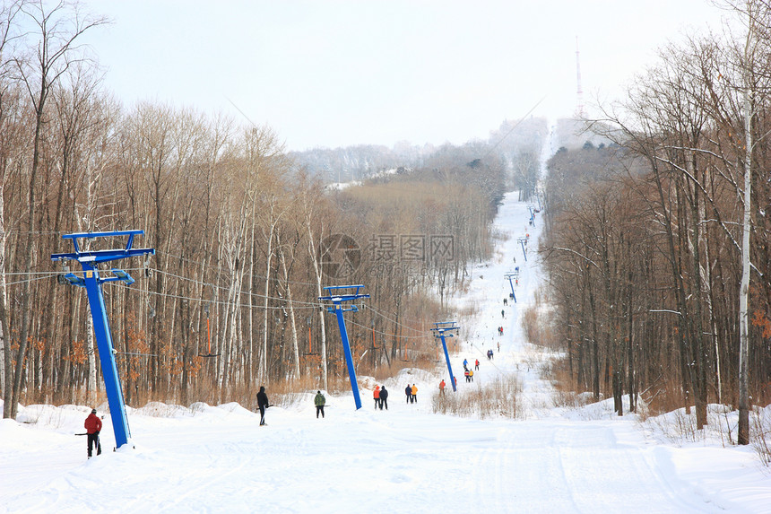 在俄罗斯普里莫尔斯基地区 滑雪者在山上搭起电梯回旋娱乐假期旅行路线椅子运动缆车下坡升降椅图片