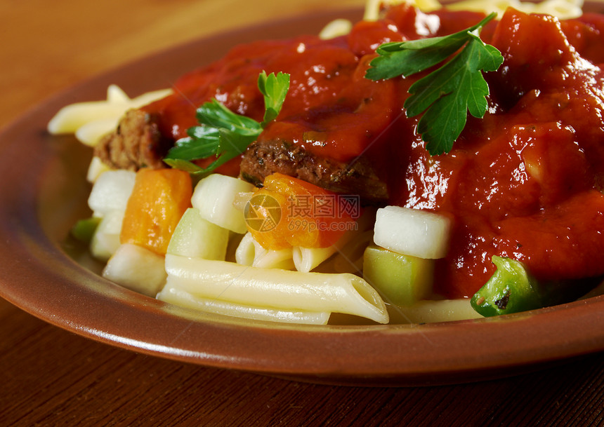加番茄牛肉酱的意大利面叶子食物草本植物绿色料理面条白色午餐盘子牛肉图片