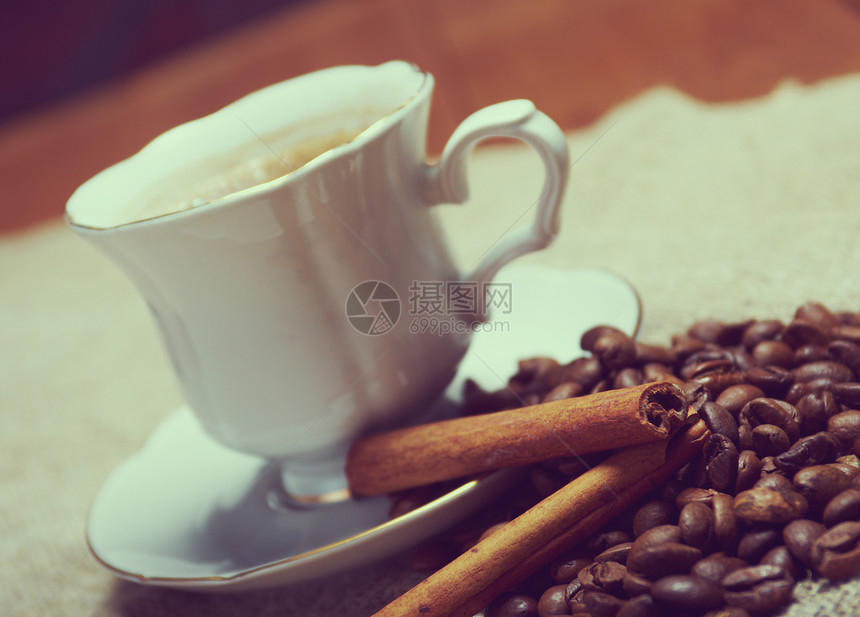 咖啡杯加肉桂香料饮料帆布咖啡黑色棕色液体陶瓷香气飞碟图片
