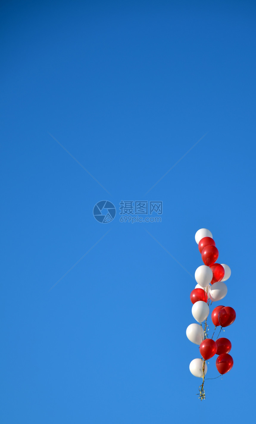 带有一堆红白气球的天边背景图片