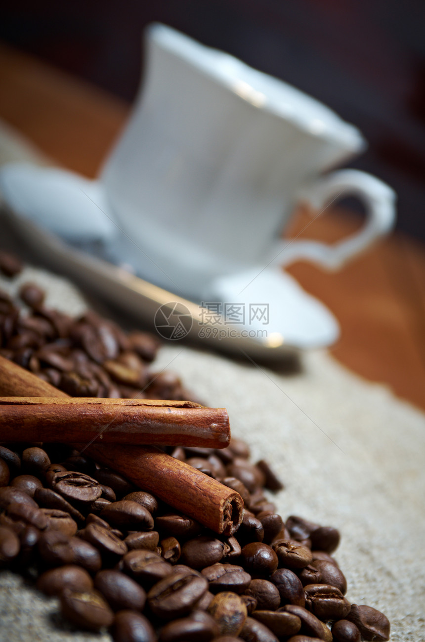 咖啡杯加肉桂液体饮料香味飞碟陶瓷帆布棕色静物杯子咖啡图片