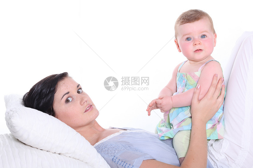 婴儿在床上的年轻母亲图片