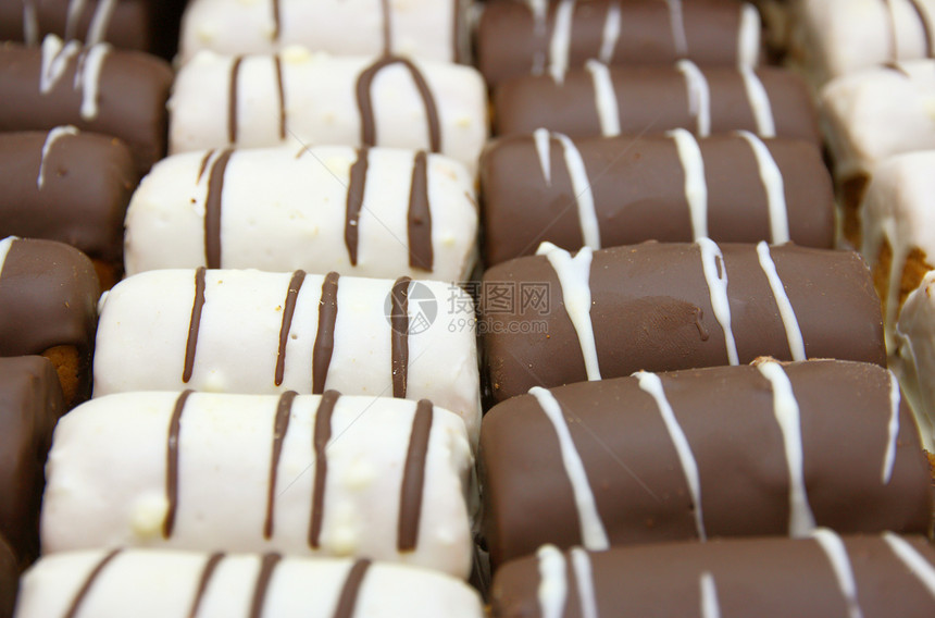 圆形迷你巧克力饼 上面带条纹早餐烹饪糖果甜点蛋糕巧克力面包诱惑食物食谱图片