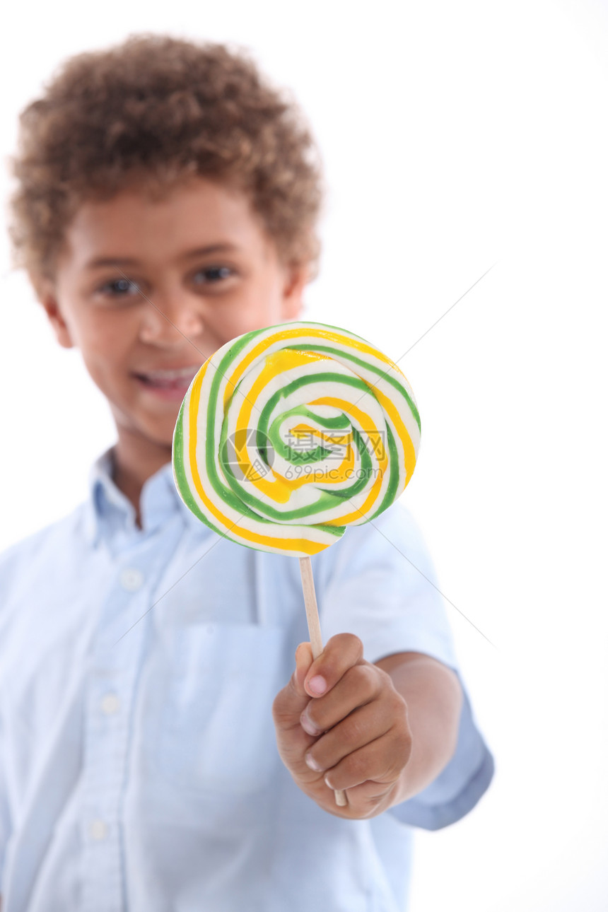 一个小男孩和棒棒棒糖的肖像图片