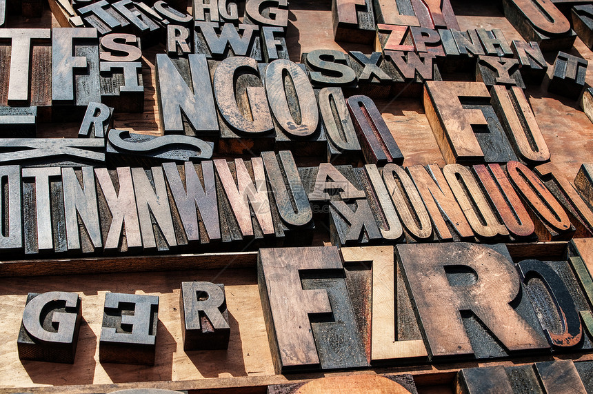 一堆老旧的木制木板打印印刷信字母英语图片