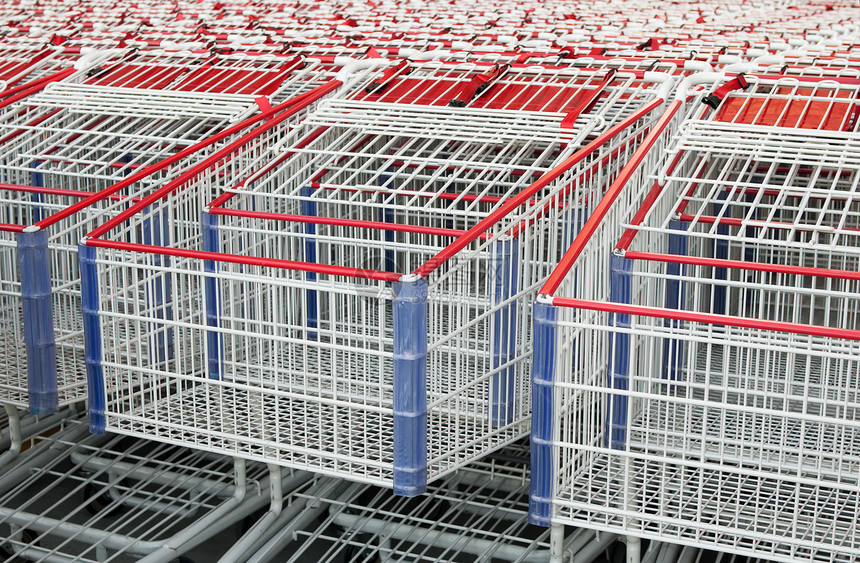 美国的购物车堆叠在一起红色大车经济白色杂货店购物图片