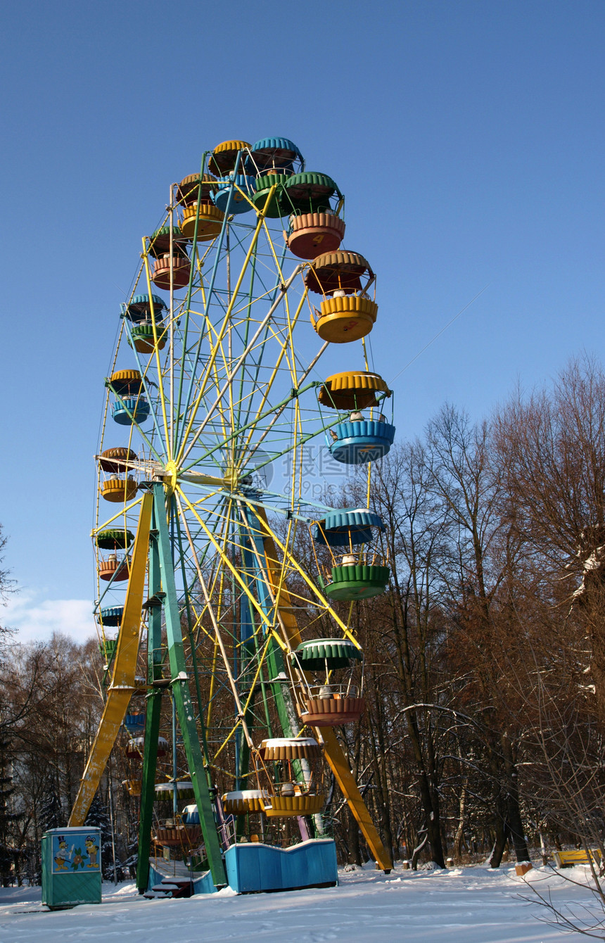 Ferris 轮式乐趣审查马戏团天空树木公园旋转木马图片