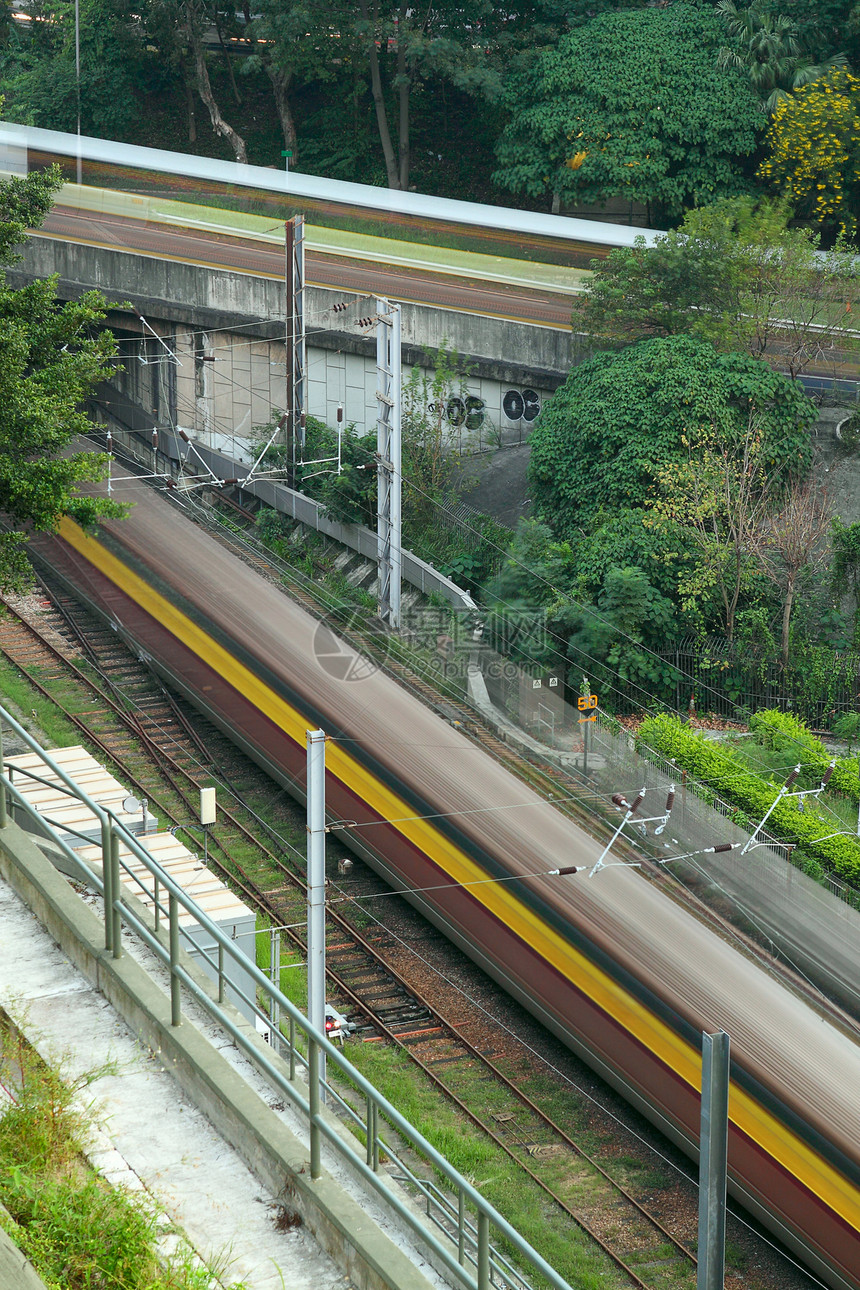 高速高速列车穿过整个城市公司景观火车市中心建筑学速度天空办公室铁路建筑物图片