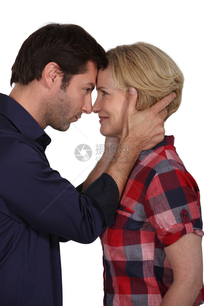 快乐的情侣面对面相对工作室夫妻金发黑发丈夫白色拥抱视图蓝色胡子图片