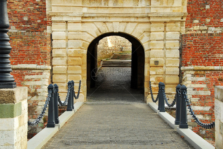 贝尔格莱德堡垒大门废墟铁轨淡黄色地标隧道城堡历史入口栅栏古人图片