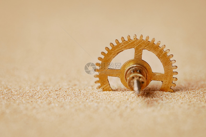 时钟细节 - 沙中的齿轮图片