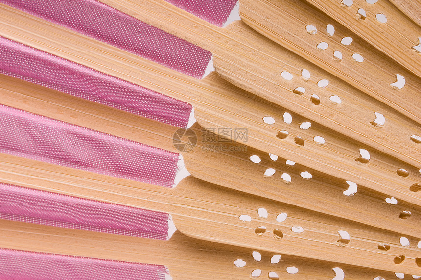 粉红木手在白色上做风扇手工配饰扇子木头宏观时尚图片