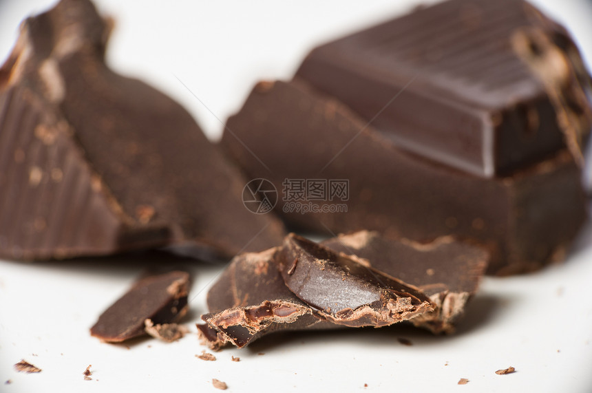 黑色巧克力片的宏观镜头可可甜点棕色巧克力糖果美食食物图片