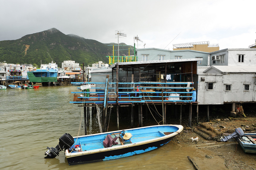Tai O 香港渔村住宅蓝色宝塔建筑文化宗教木头窝棚钓鱼场景图片