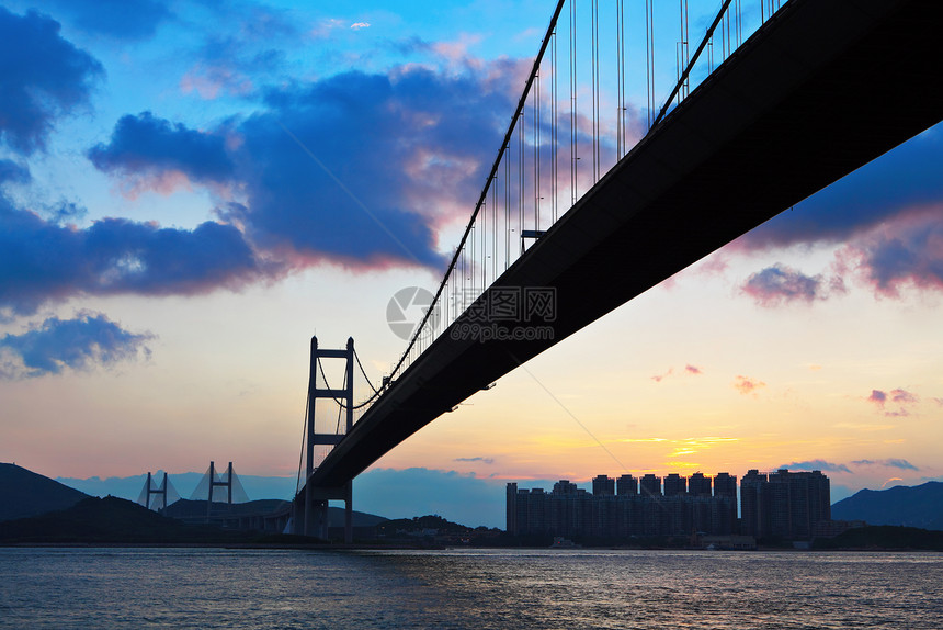 清马桥天际反射黑色地标城市公司游客旅行运输金属图片
