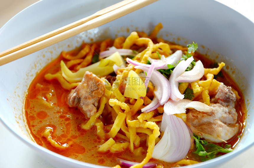 Khao Sawy 北泰国面条咖喱汤午餐风格餐厅盘子辣椒生活方式美食菜单猪肉信号图片