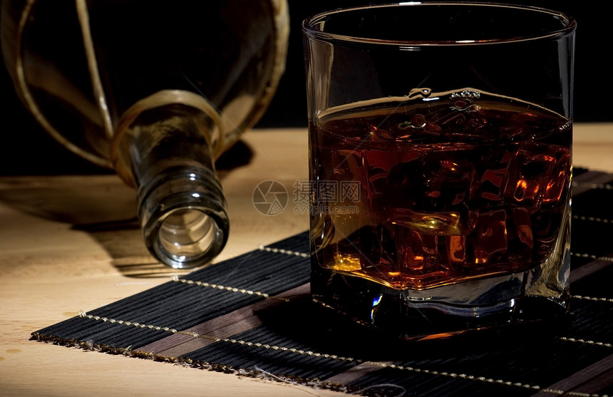 旧威士忌反射奢华享受岩石液体庆典玻璃图片