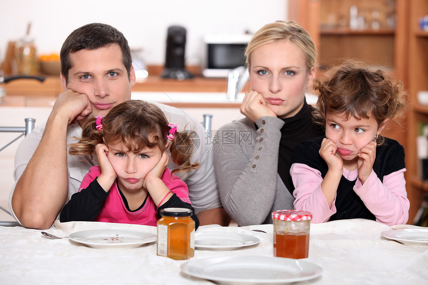 愤怒的家庭图片