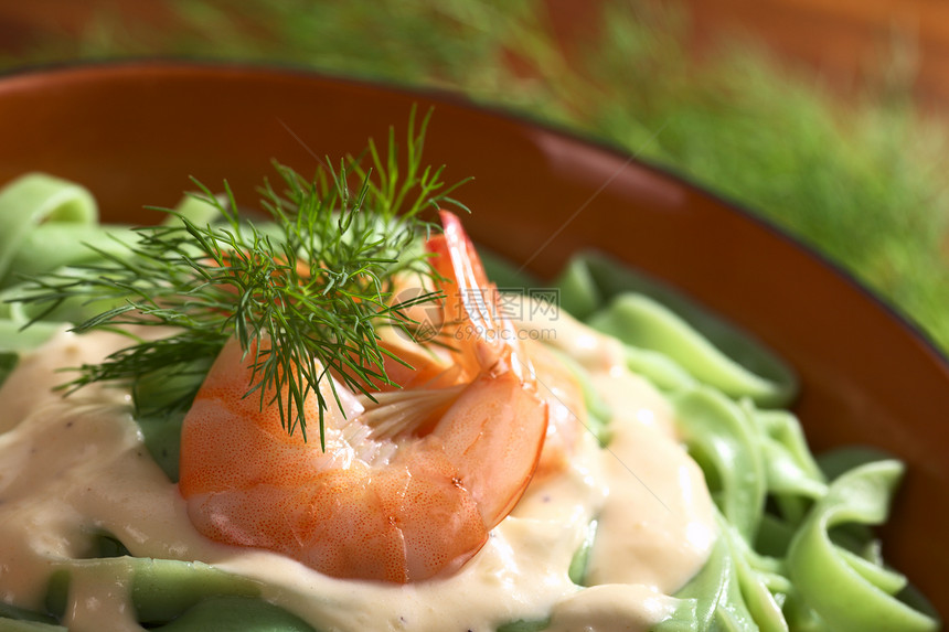 绿塔利阿泰林与虾海鲜盘子绿色食物课程美食甲壳奶油面条水平图片