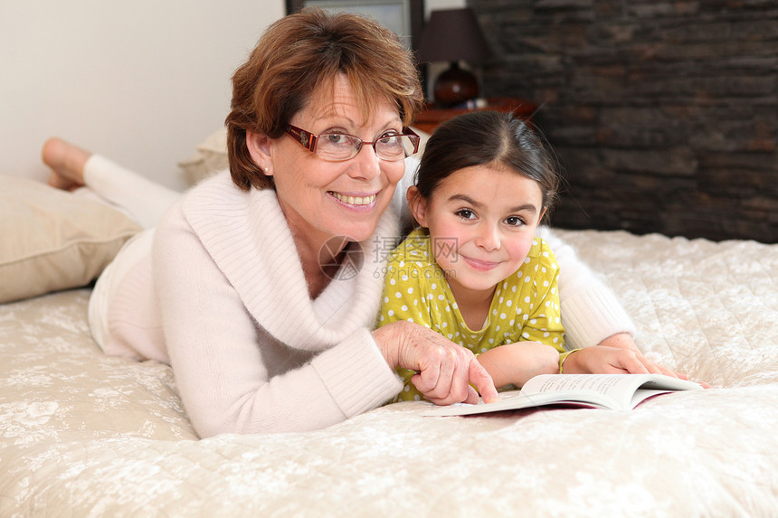 小女孩和外婆在读书图片