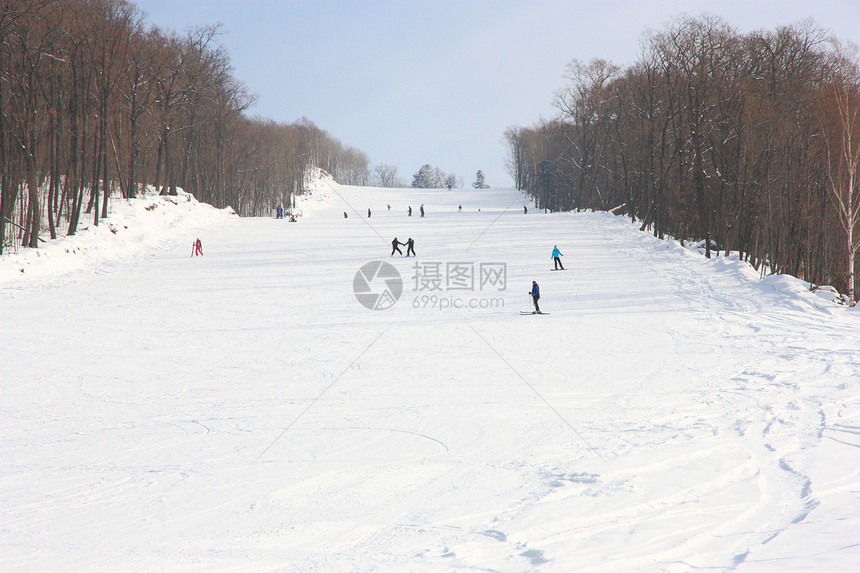 在俄罗斯普里莫尔斯基地区 滑雪者在山上搭起电梯缆车椅子路线空气运动回旋旅行电缆娱乐激流图片