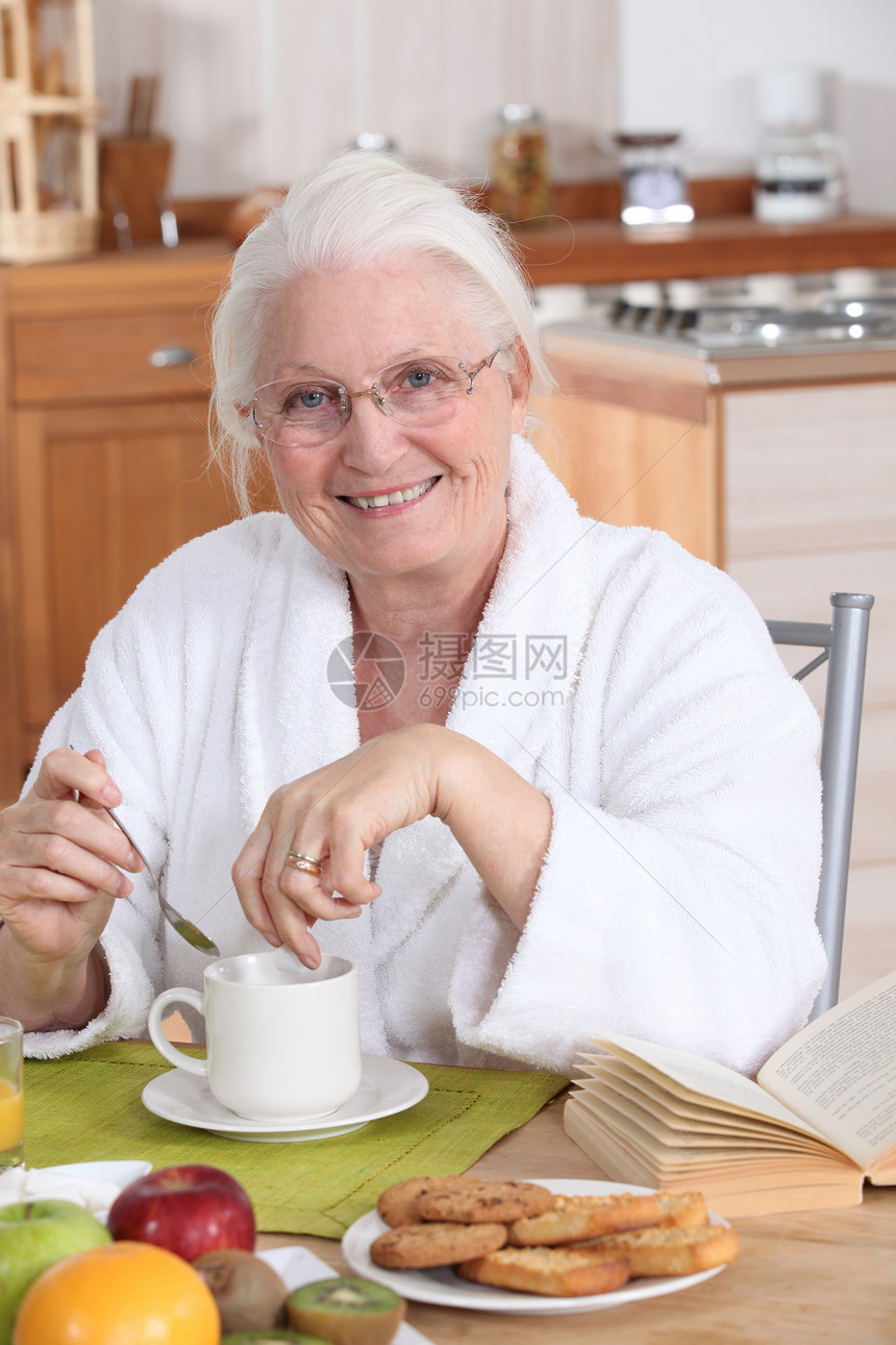 奶奶在厨房吃早饭图片