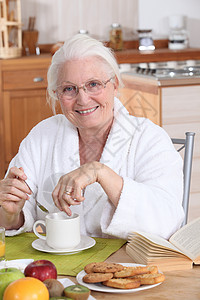 奇异果茶奶奶在厨房吃早饭背景