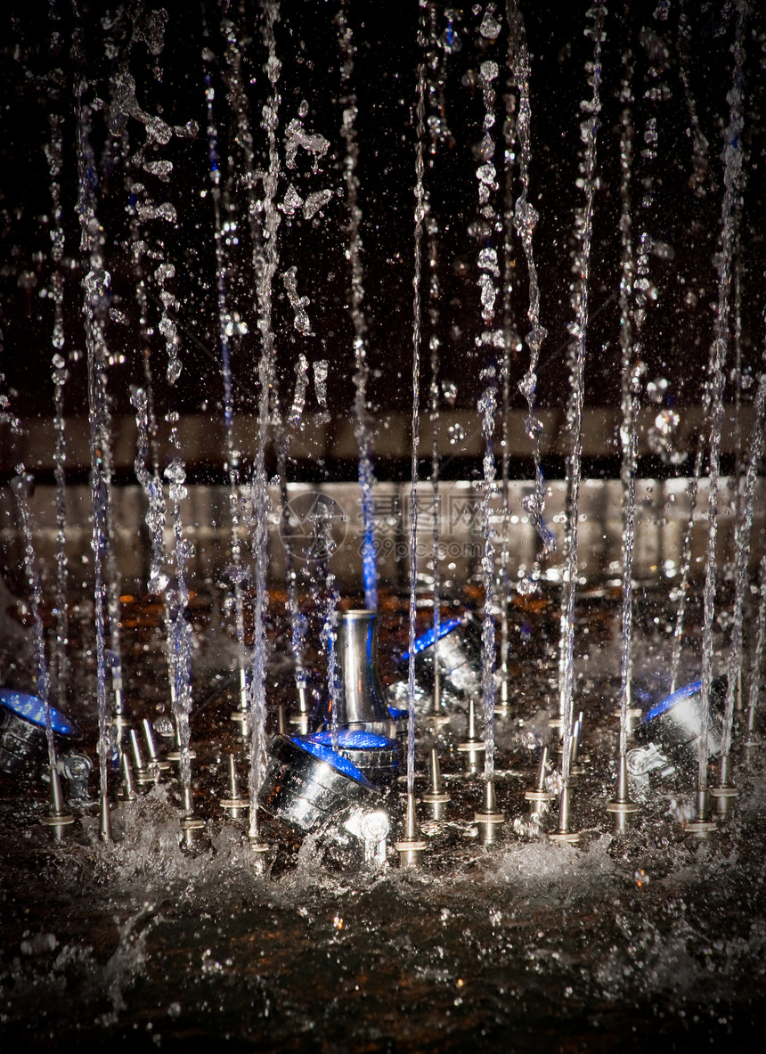 彩色喷泉池塘城市水池紫色蓝色淋浴反射生态魔法海浪图片