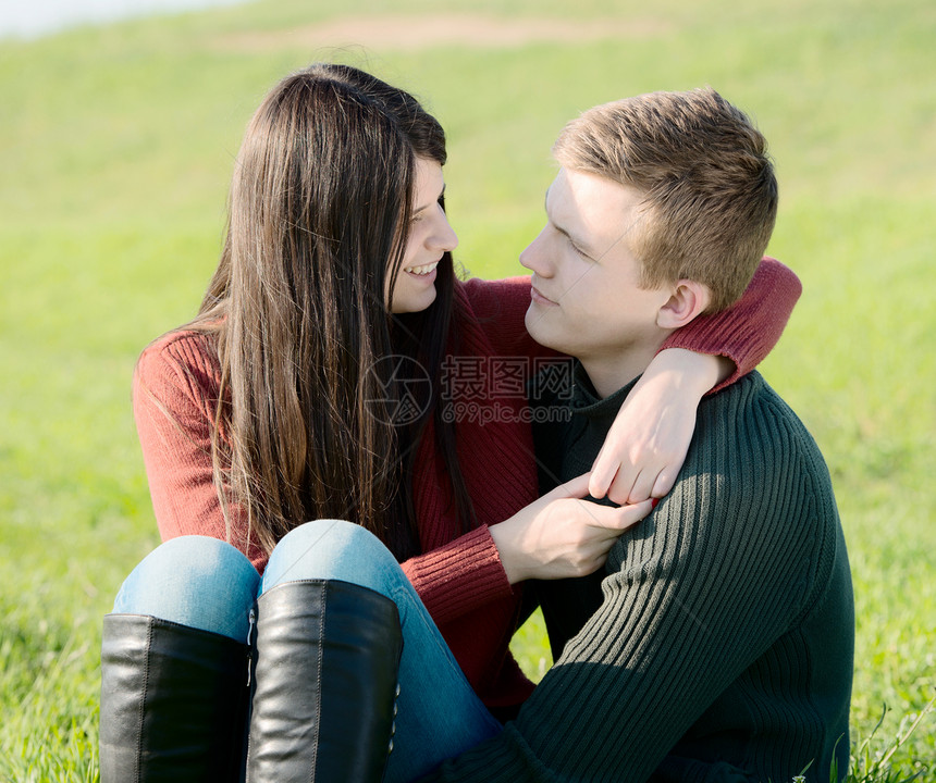 草地上的年轻夫妇图片