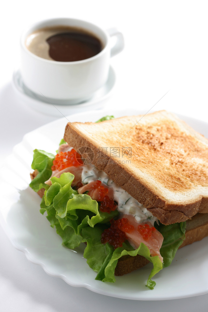 三明治三文鱼和鱼子酱盘子白色蔬菜棕色绿色杯子咖啡食物午餐黄瓜图片
