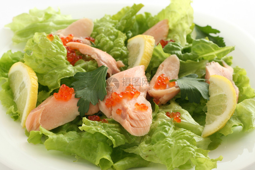 白盘上的鲑鱼沙拉图片