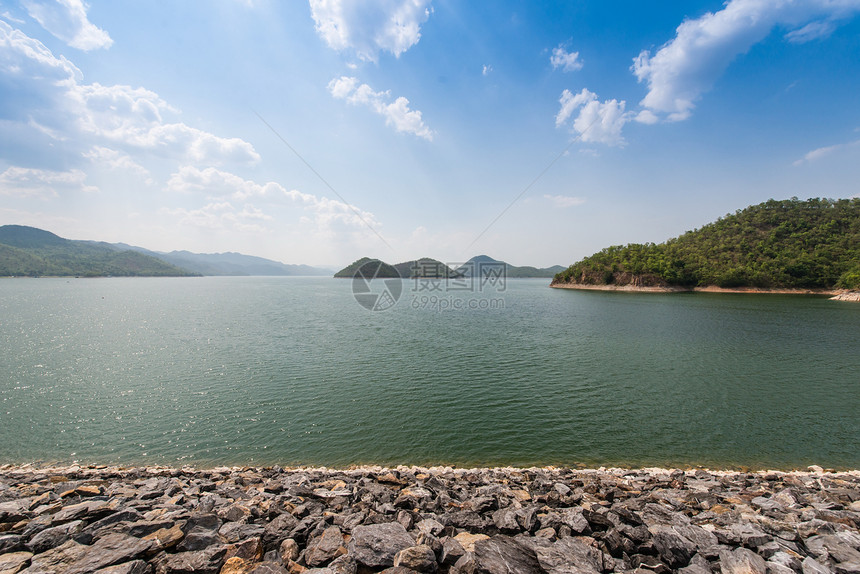 一名男子因泰国修建水坝而造湖 在泰国建造了一座大坝环境跑步蓝色技术池塘边界活力天空水池丘陵图片