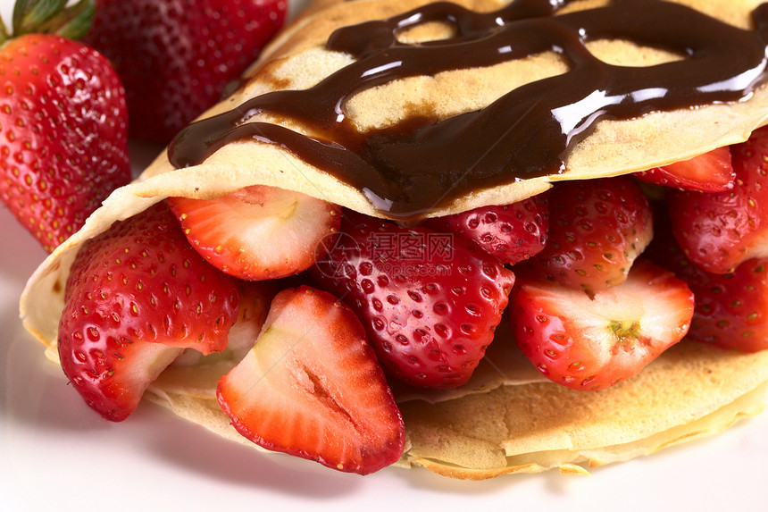 带新鲜草莓的crepe水平浆果甜点巧克力水果红色食物照片图片